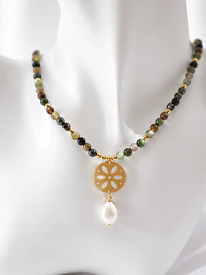 Collar de Piedras Naturales con Medallón Dorado y Perla