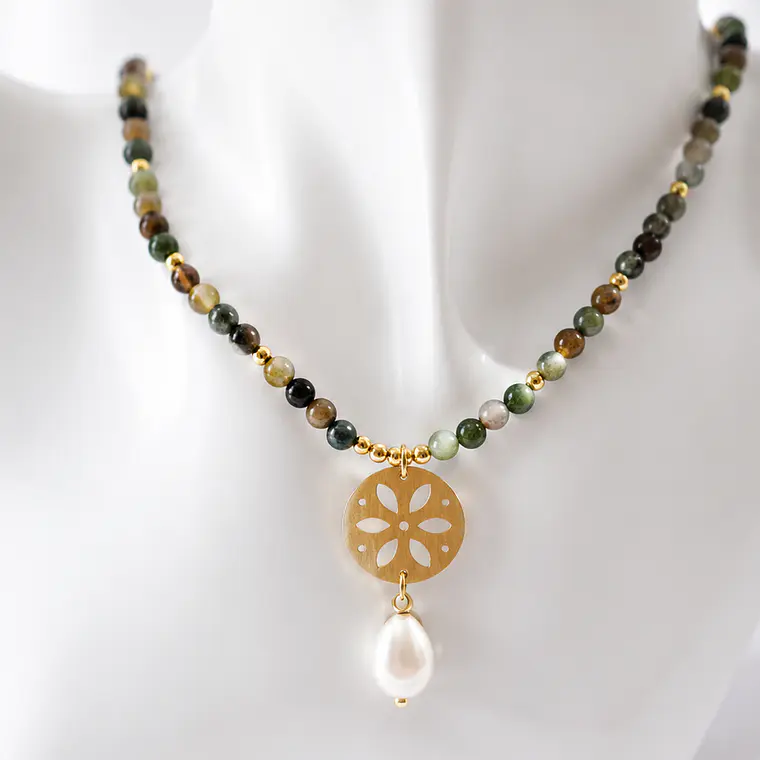 Collar de Piedras Naturales con Medallón Dorado y Perla 1