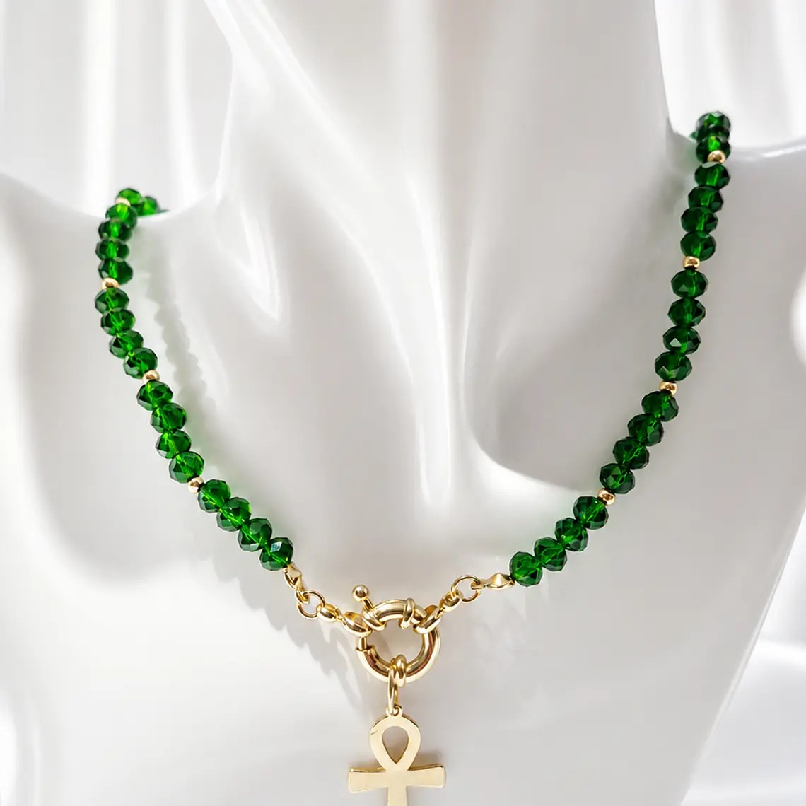 Collar Verde con Dije Ankh Dorado 1