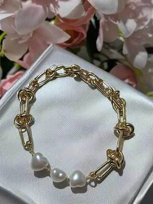 Pulsera de eslabones dorados con perlas blancas corazón