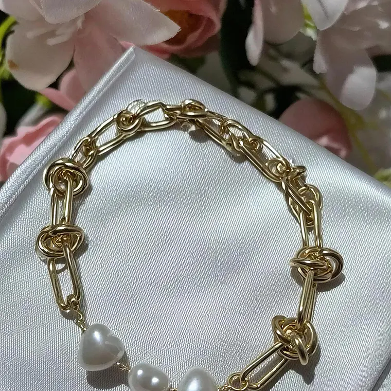 Pulsera de eslabones dorados con perlas blancas corazón 1