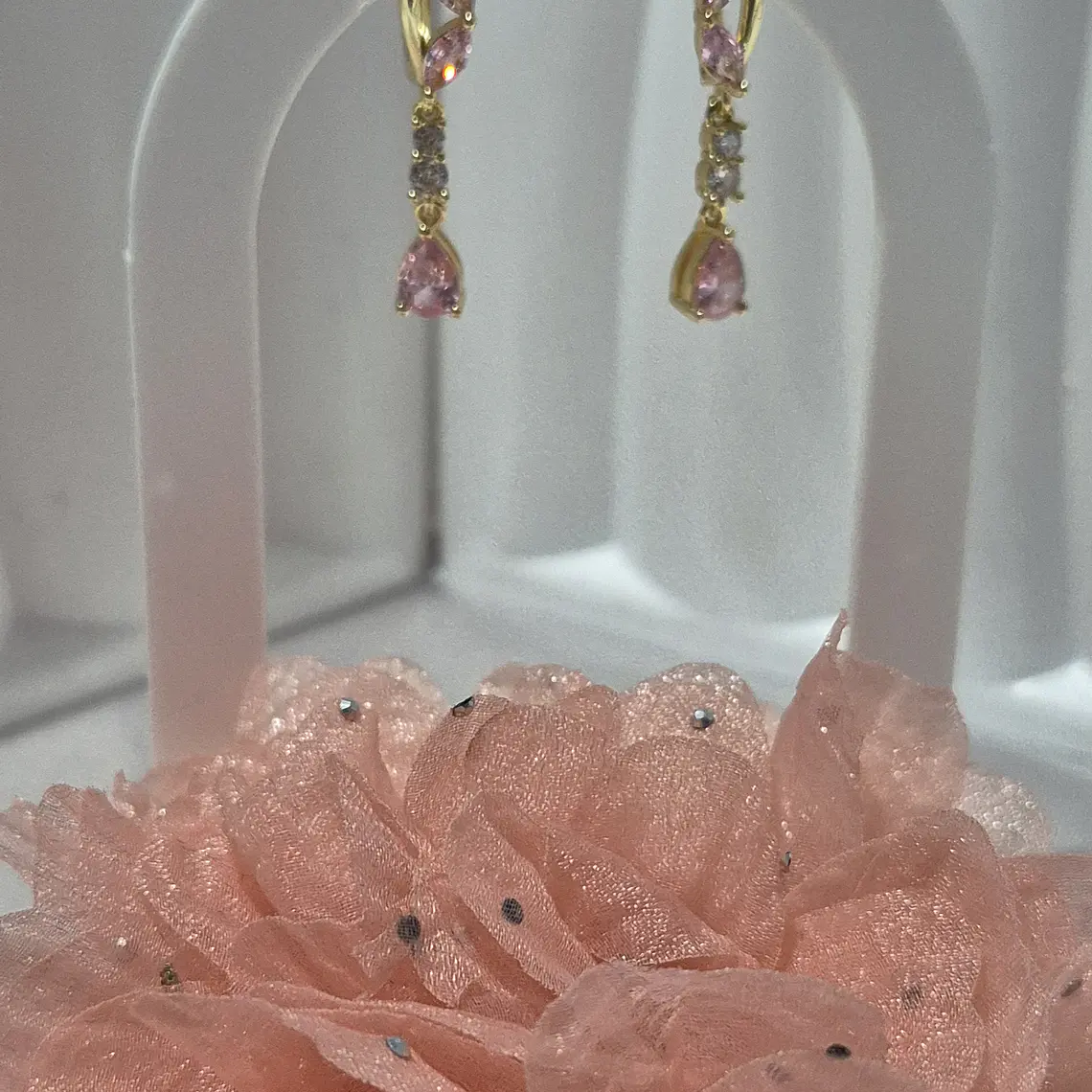 Aros largos enchapados en oro con piedras rosadas 1