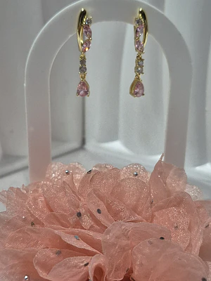 Aros largos enchapados en oro con piedras rosadas