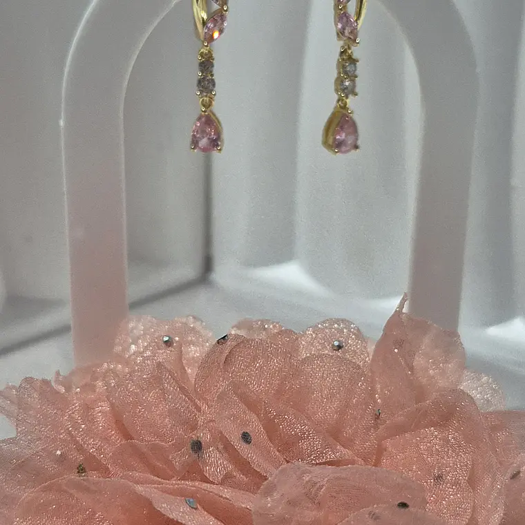 Aros largos enchapados en oro con piedras rosadas 1