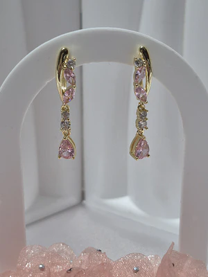 Aros largos enchapados en oro con piedras rosadas