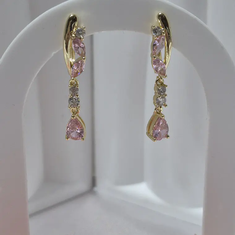 Aros largos enchapados en oro con piedras rosadas 2