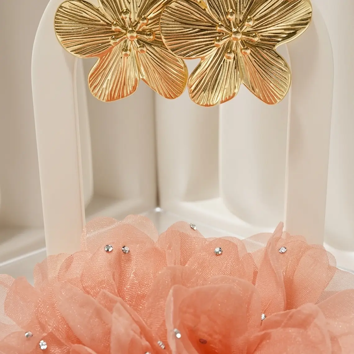 Aros enchape en Oro en forma Flor Texturizada 1