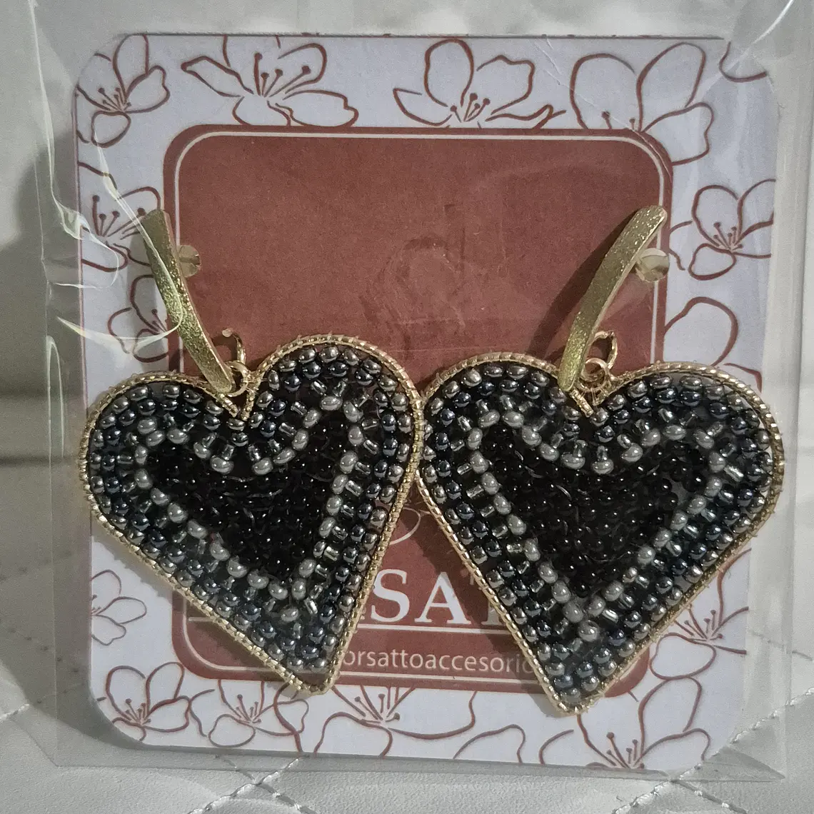 Aros Corazón Alambrismo Bañado en Oro y Cristales negros 2