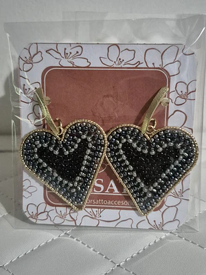 Aros Corazón Alambrismo Bañado en Oro y Cristales negros