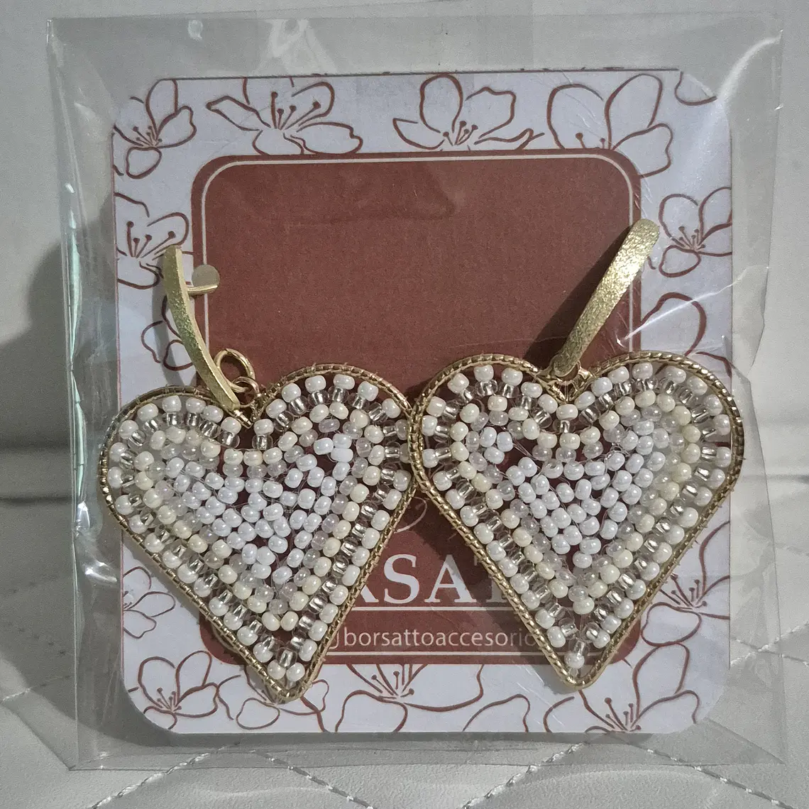 Aros corazón blanco en Alambrismo bañado en oro 1