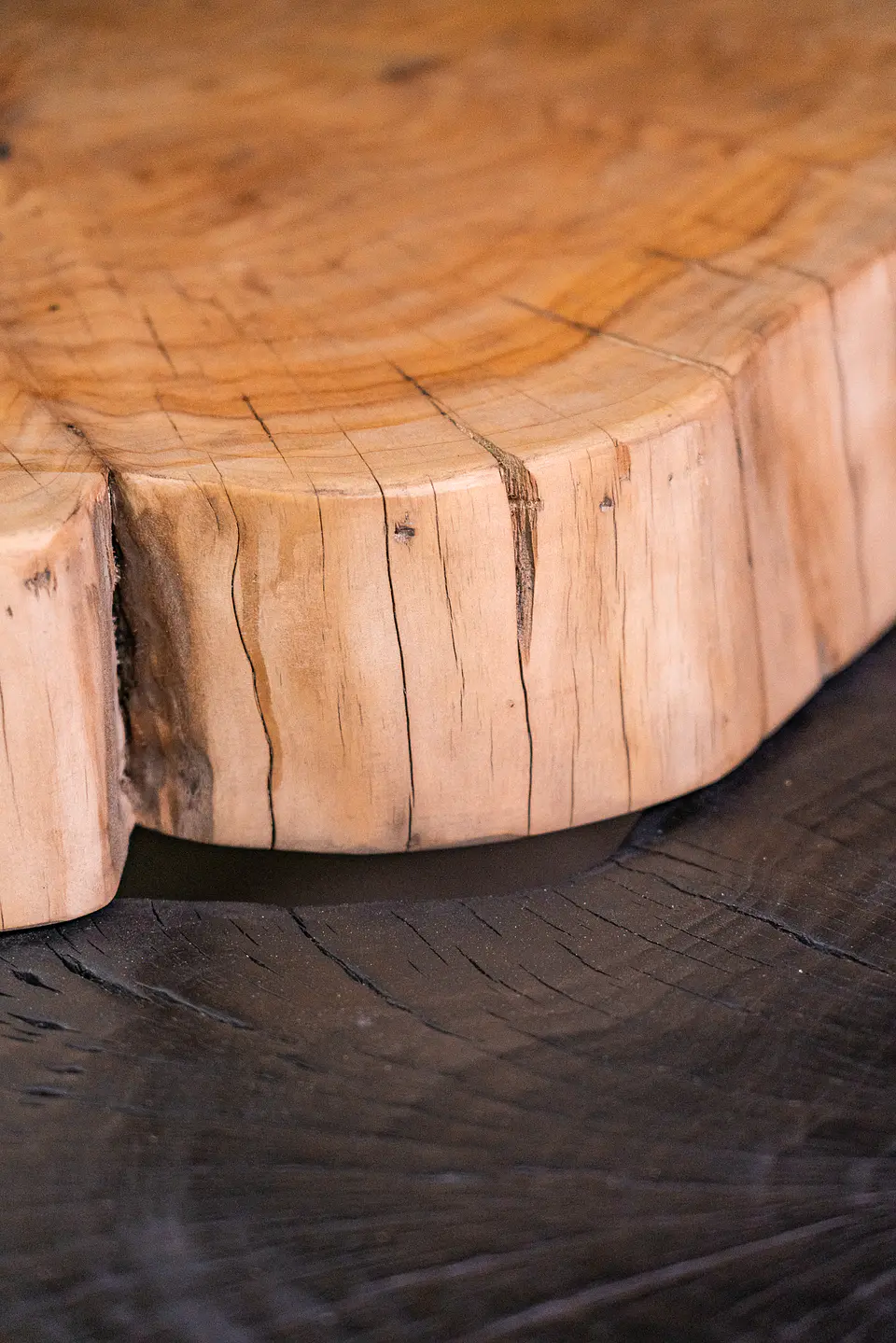 Mesa Bakkurā 日食 — Mesa de centro de ciprés natural y carbonizado 4