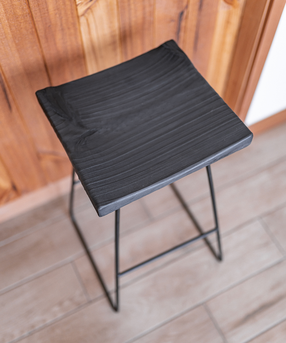 Mini Tabú Halong 少 — Taburete de madera carbonizada y acero 3