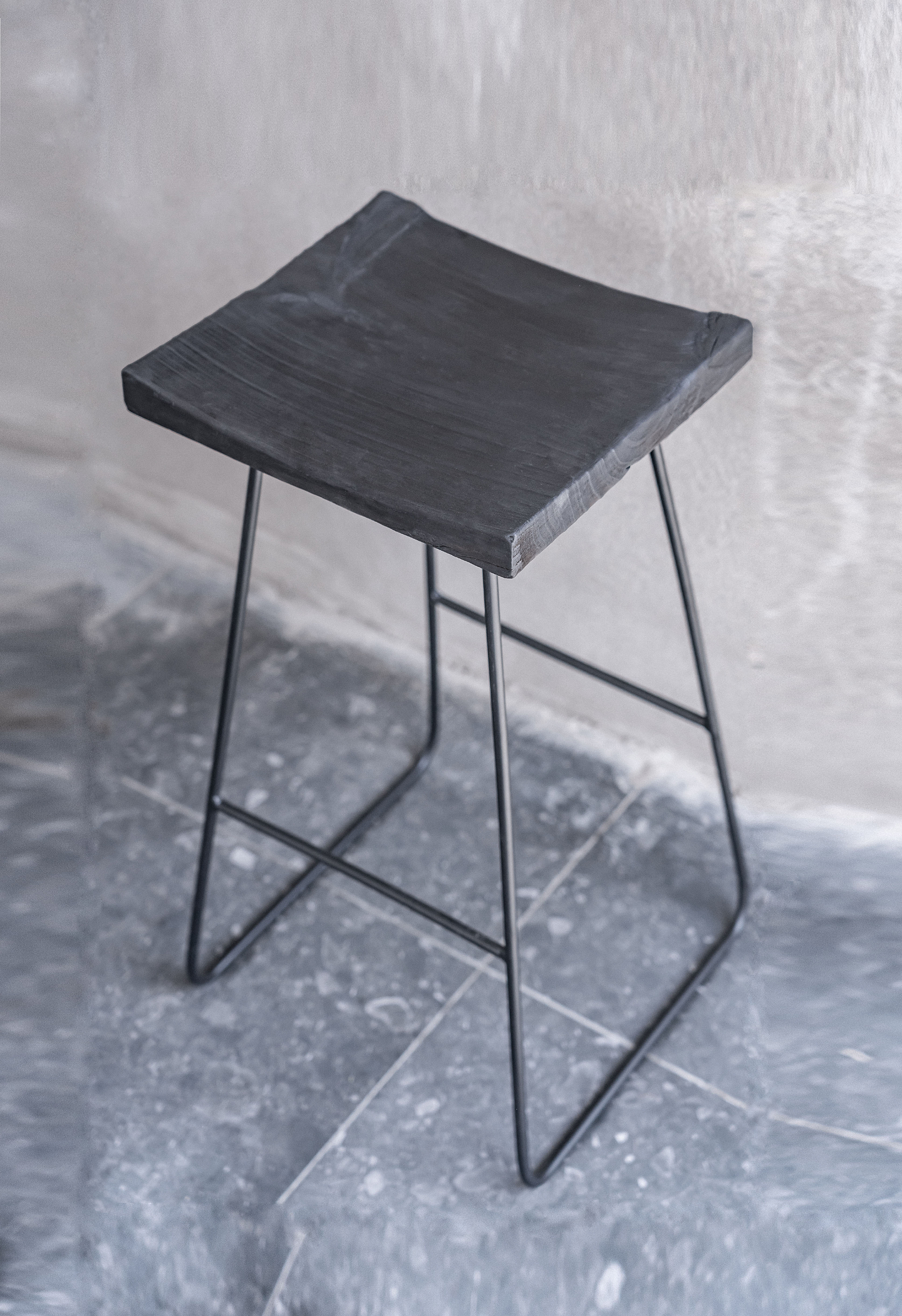 Mini Tabú Halong 少 — Taburete de madera carbonizada y acero 2