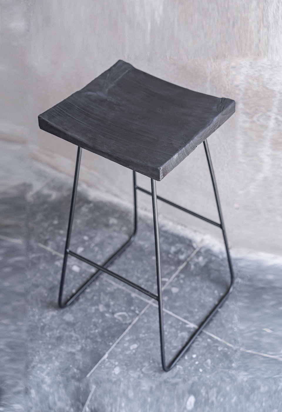 Mini Tabú Halong 少 — Taburete de madera carbonizada y acero 2