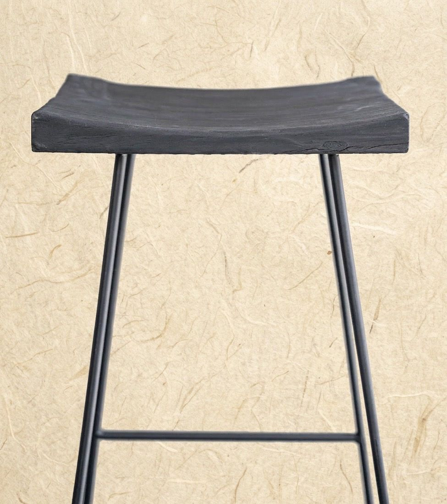 Mini Tabú Halong 少 — Taburete de madera carbonizada y acero 1