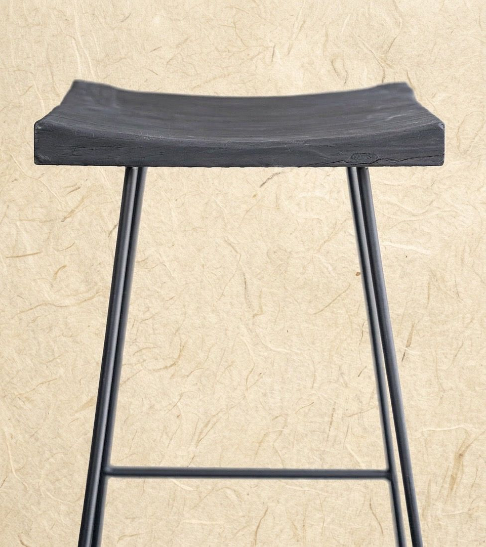 Mini Tabú Halong 少 — Taburete de madera carbonizada y acero 1