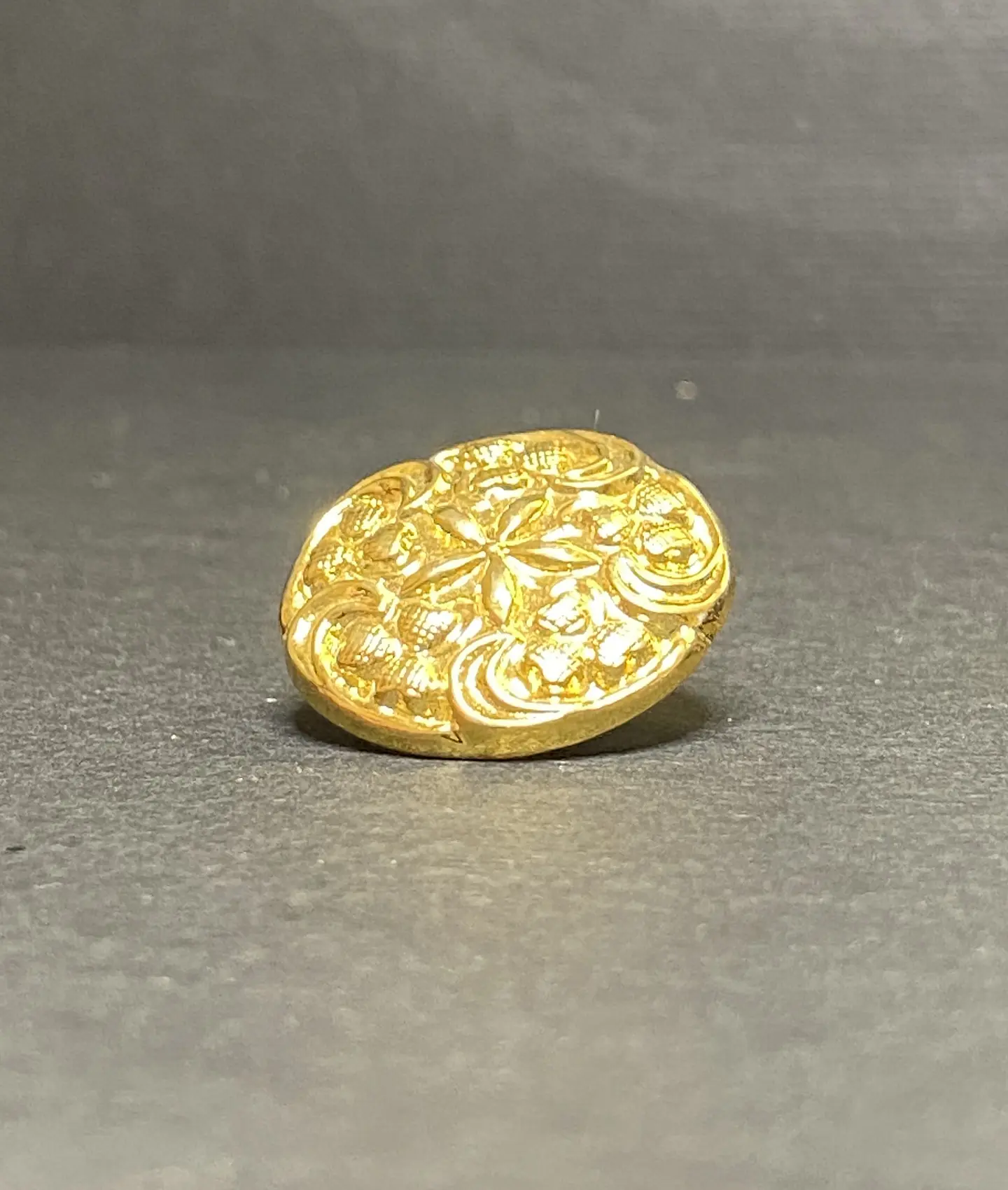 Botón Metalizado Dorado de Poliéster Fantasía en Sets de 10 Unidades 2