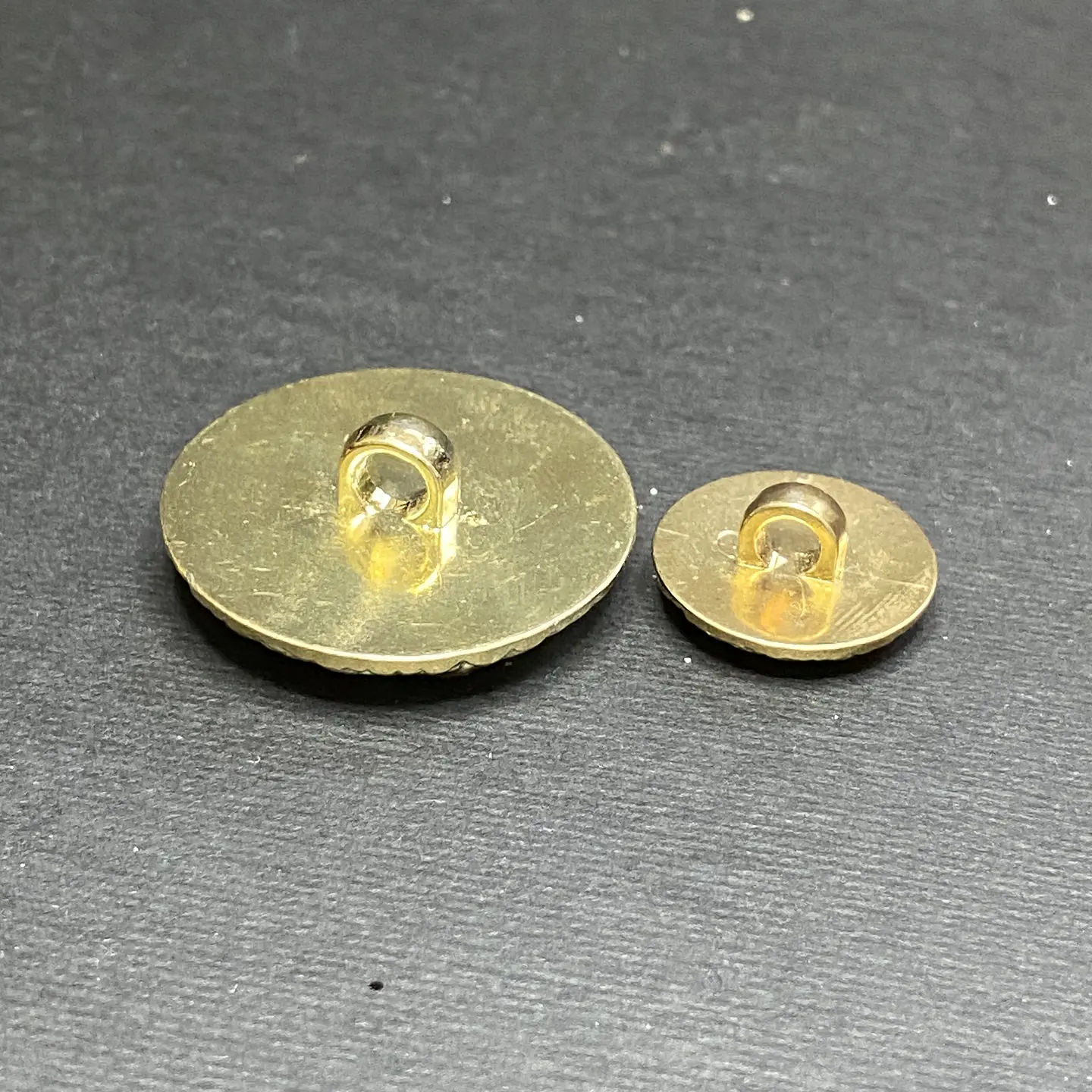 Botón Metalizado Dorado Fantasía en Sets de 10 Unidades 4