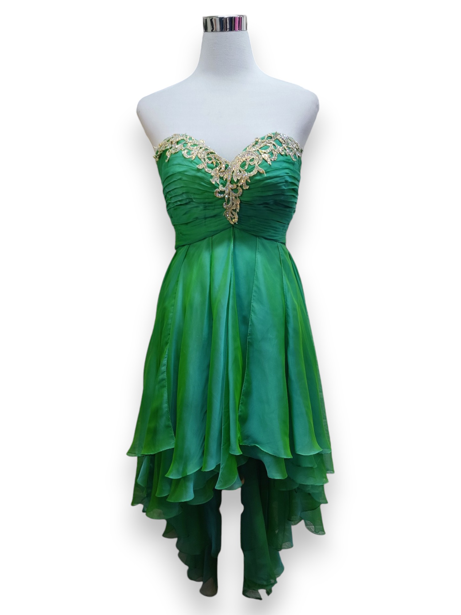 Vestido verde strapless tornasol pedrería con cola