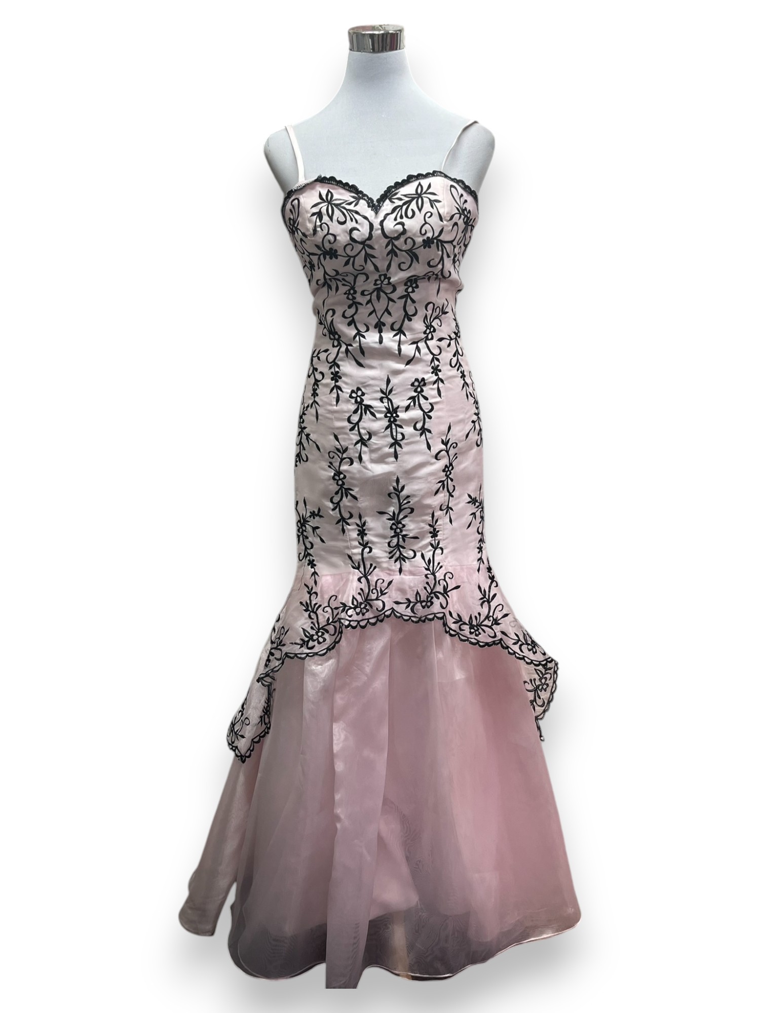 Vestido rosado con bordados negros gasa con corset corte sir