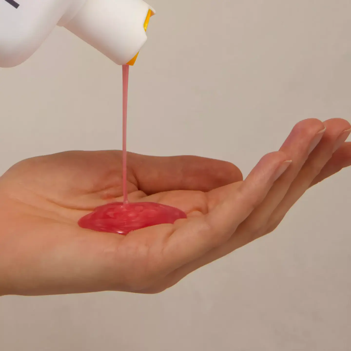 Nutradeica® Champú Anticaspa Seca  ¿Buscas una solución efectiva para combatir la caspa seca y restaurar la salud capilar? 2