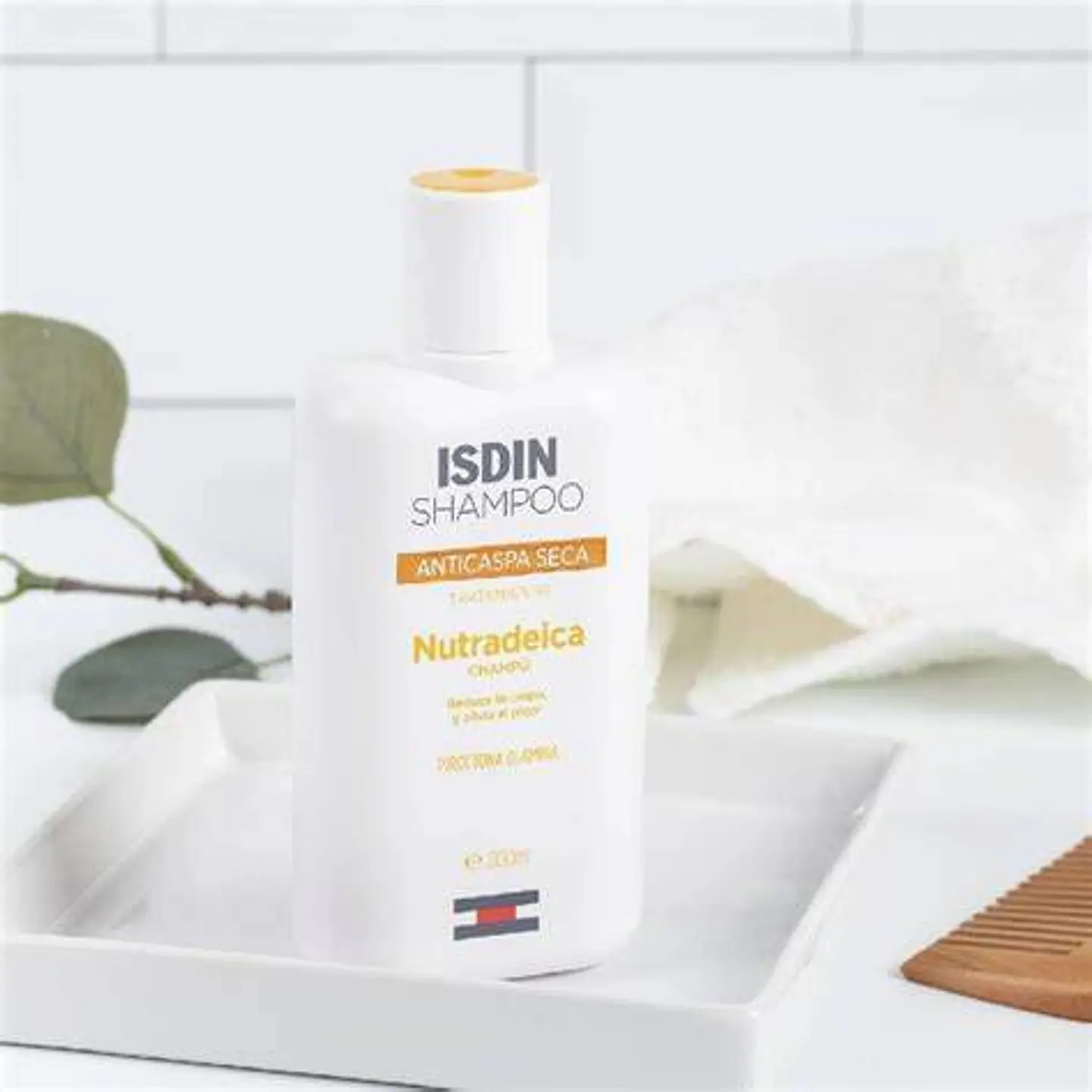 Nutradeica® Champú Anticaspa Seca  ¿Buscas una solución efectiva para combatir la caspa seca y restaurar la salud capilar? 4