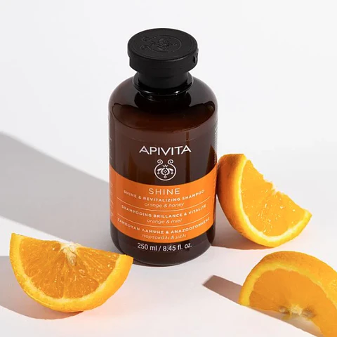SHAMPOO APIVITA BRILLO Y VITALIDAD ¿Tu cabello luce opaco, sin movimiento y cada lavado parece no mejorar su vitalidad?