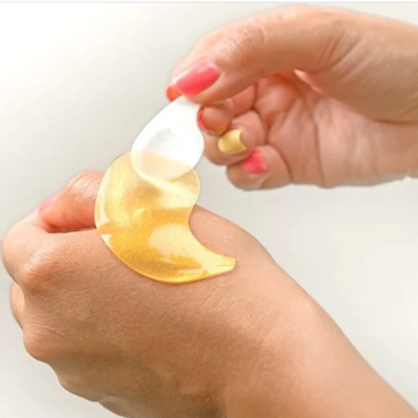 Parches contorno ojos ¿Cansada de que el contorno de tus ojos luzca seco, apagado y con líneas marcadas por falta de hidratación? 2