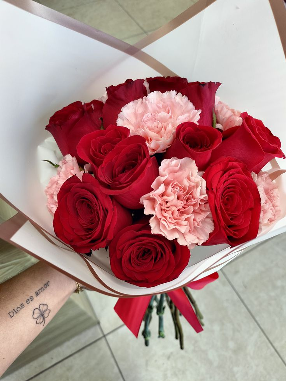 Bouquet De 10 Rosas Rojas Con Claveles 1