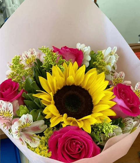 Bouquets De Girasol Con 4 Rosas Fucsias