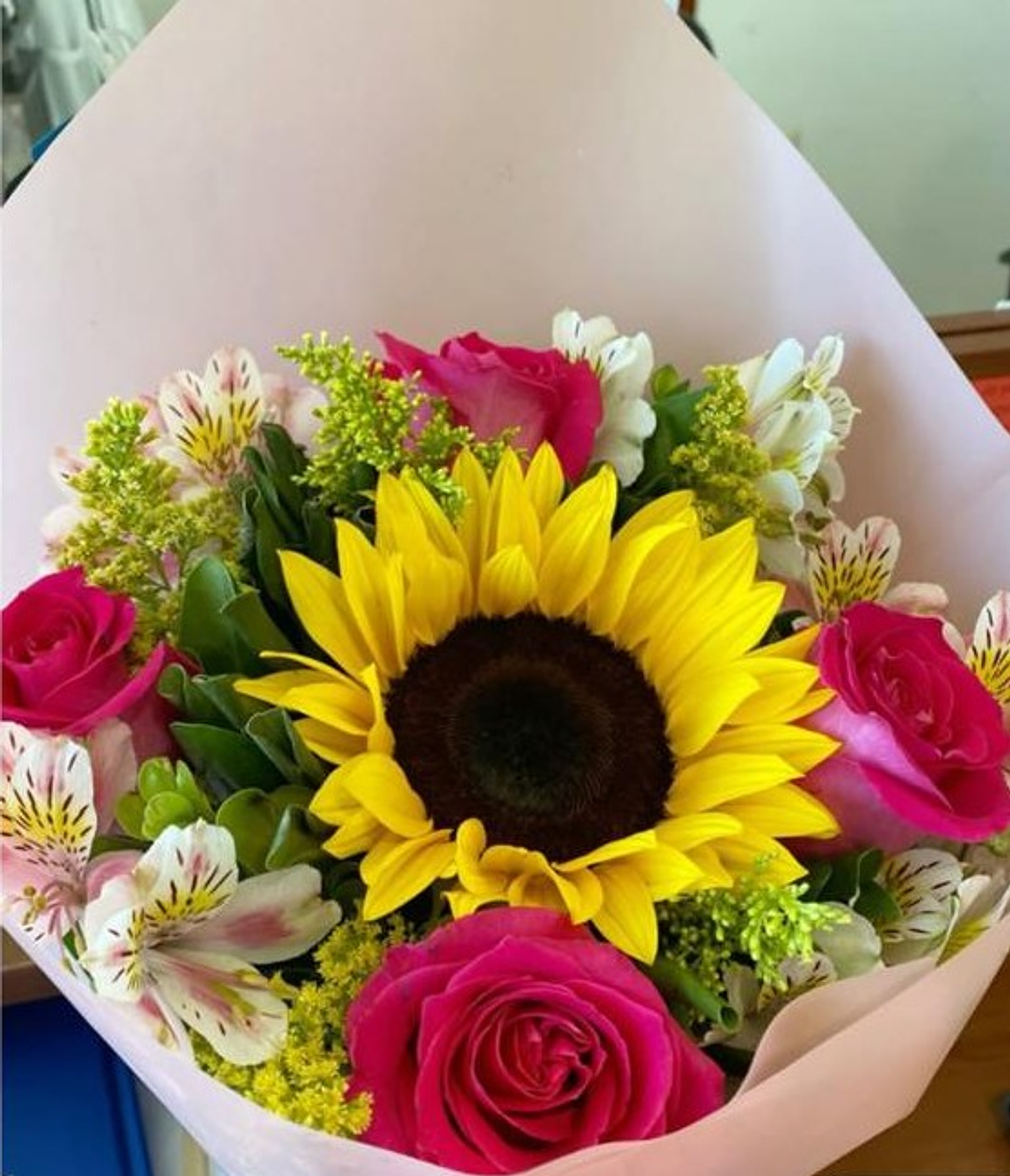 Bouquets De Girasol Con 4 Rosas Fucsias 1