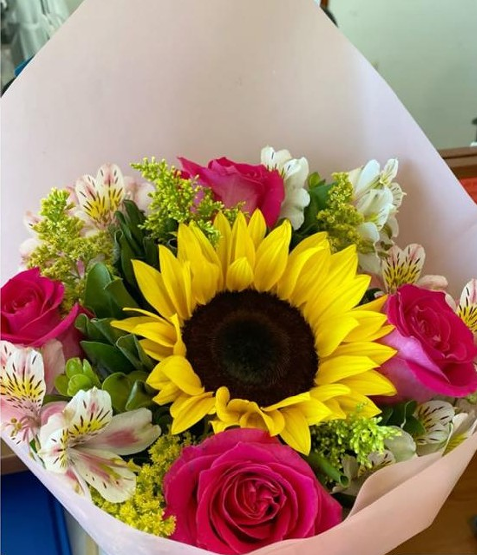 Bouquets De Girasol Con 4 Rosas Fucsias 1