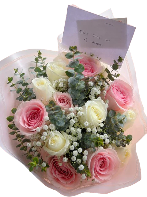 Bouquet de 12 Rosas Rosadas y Blancas con Follajes