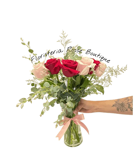 Jarrón de 6 Rosas Rosadas y Rojas con Follajes