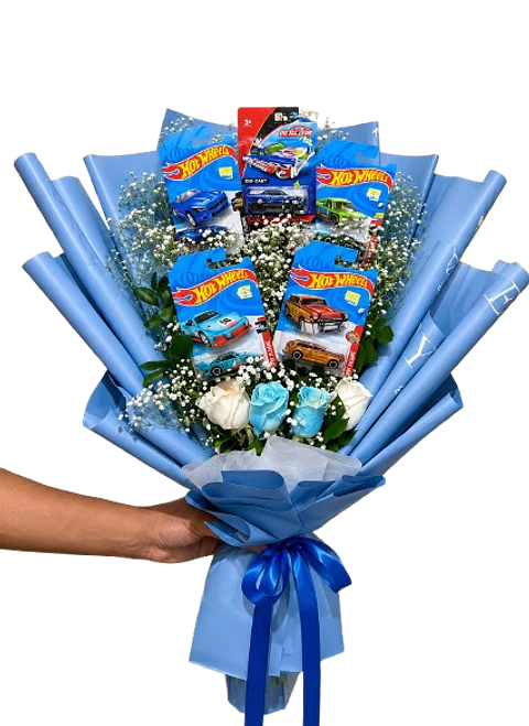 Bouquet con 4 Rosas Frescas y 5 Carros Hot Wheels