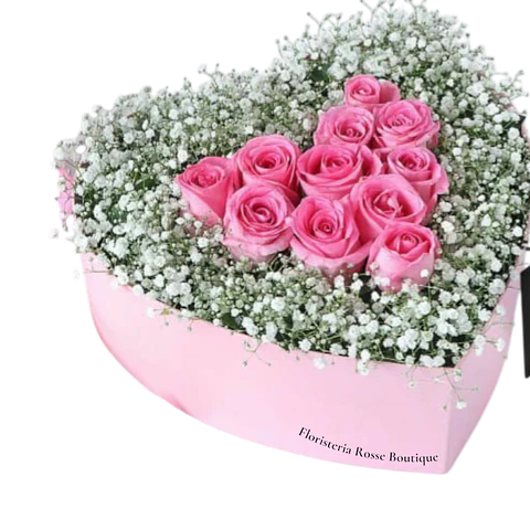 Caja Corazón con 12 Rosas Rosadas y Gypsophila