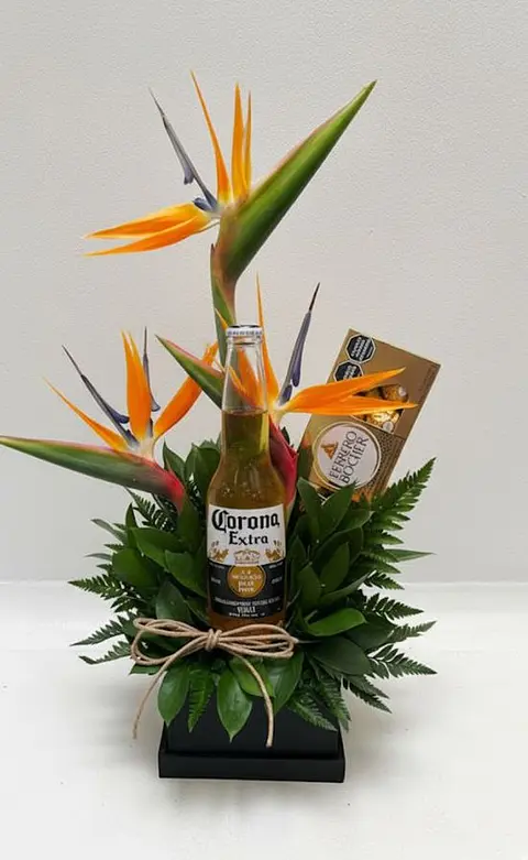 Arreglo con Cerveza Corona, Ave del Paraíso y Chocolates – Regalo para Hombre