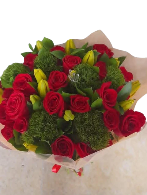 Bouquet de 3 Lirios Amarillo y 18 Rosas Rojas y Follaje