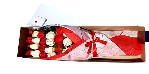 Caja de Rosas Rojas y Blancas