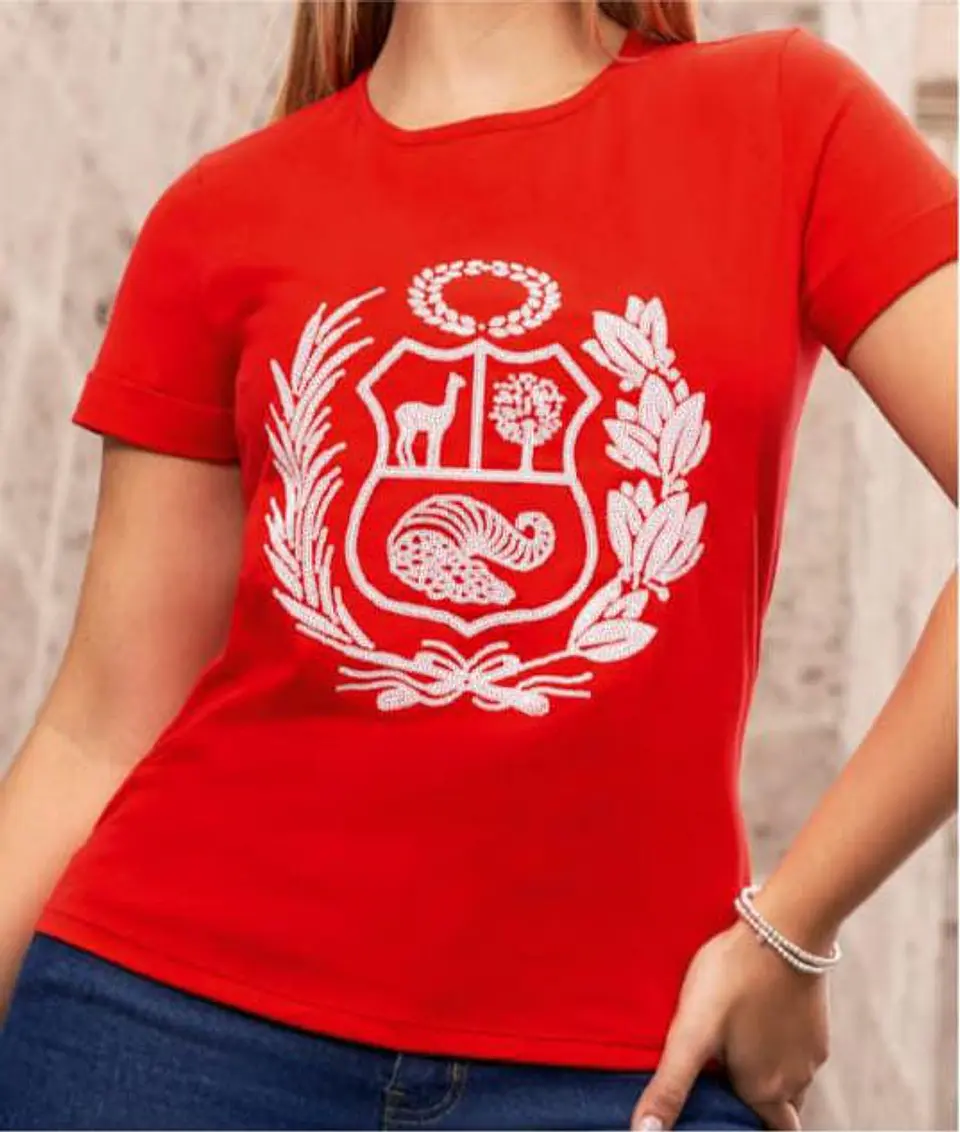Polo Regina talla M color Cerise con bordado de escudo en lentejuelas 1