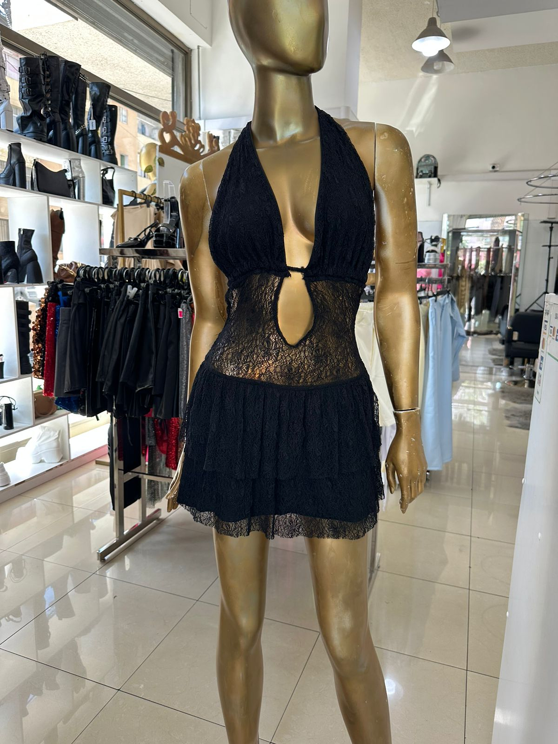 vestido encaje  con vuelos 10