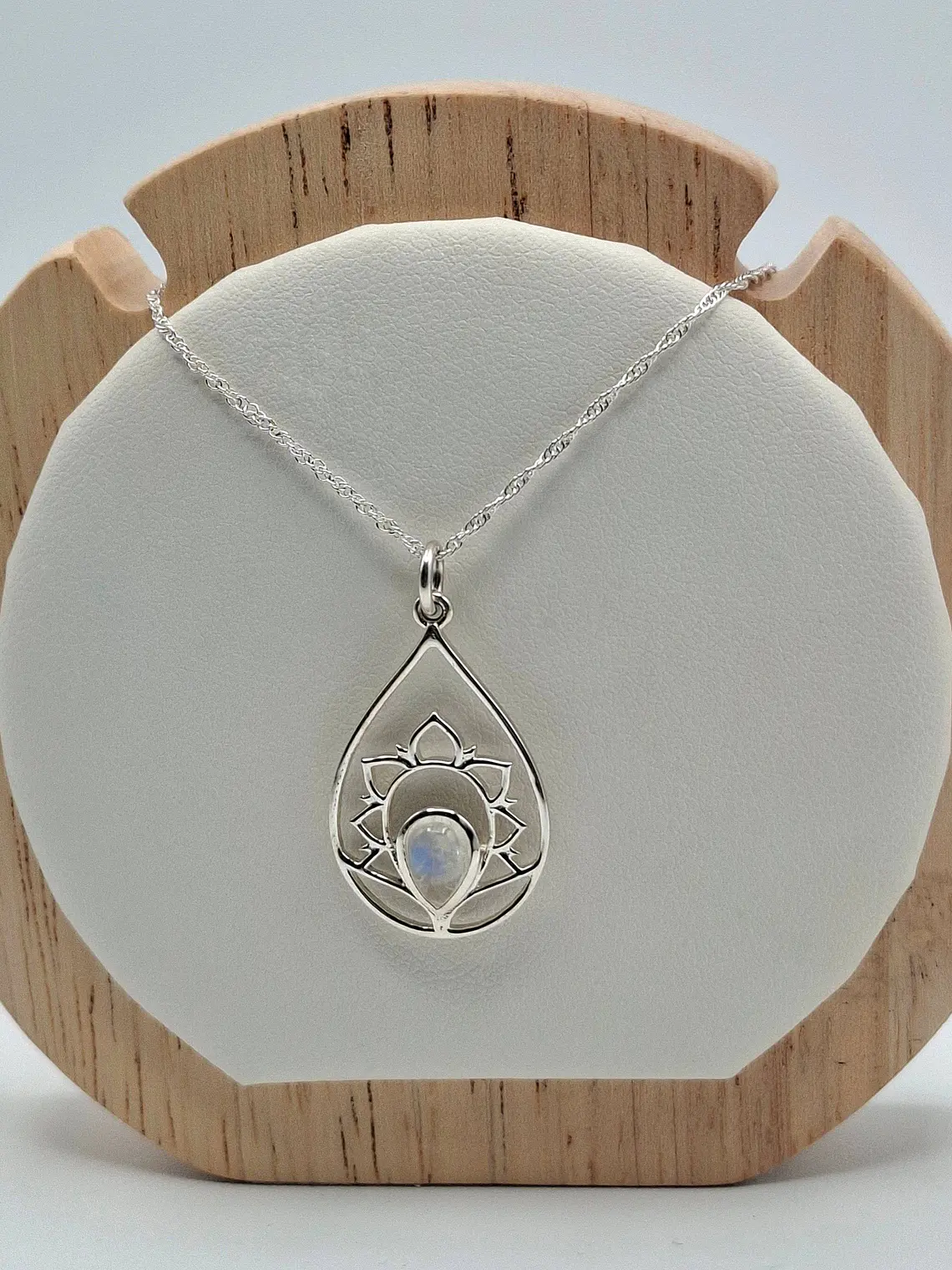 Collar Flor de loto con piedra luna 1