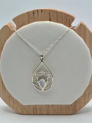 Collar Flor de loto con piedra luna