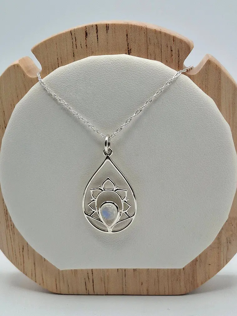 Collar Flor de loto con piedra luna 1