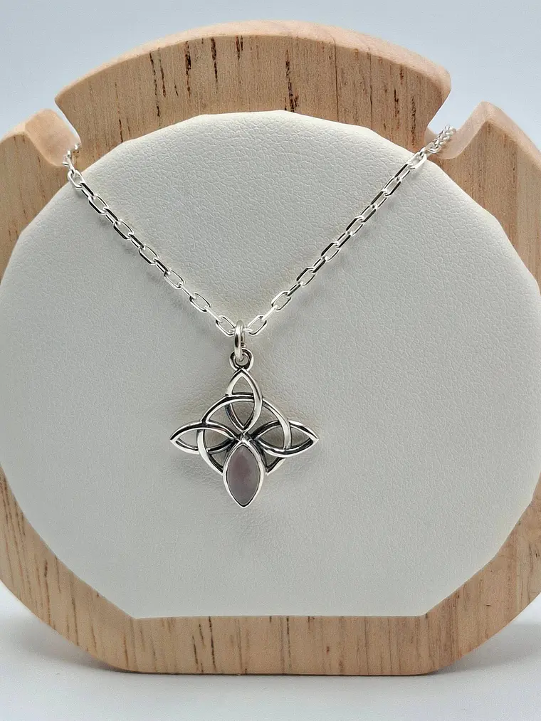 Collar Nudo de Bruja con cuarzo rosa 1