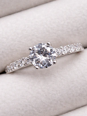 Anillo Solitario con destellos en relieve
