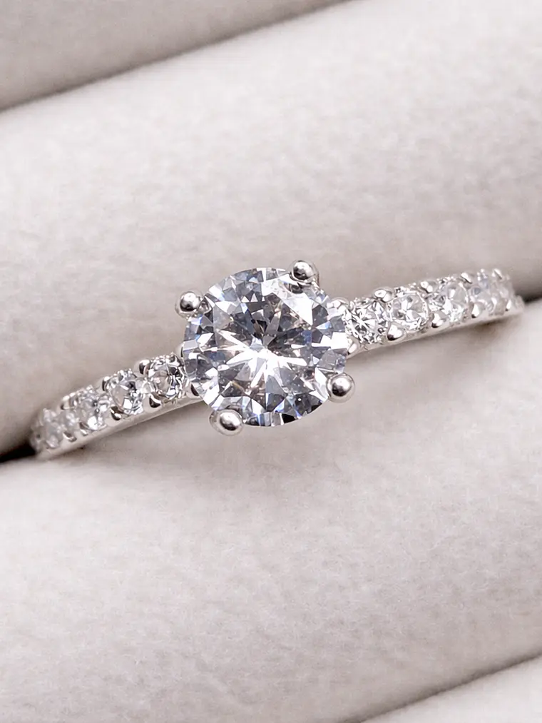 Anillo Solitario con destellos en relieve 1