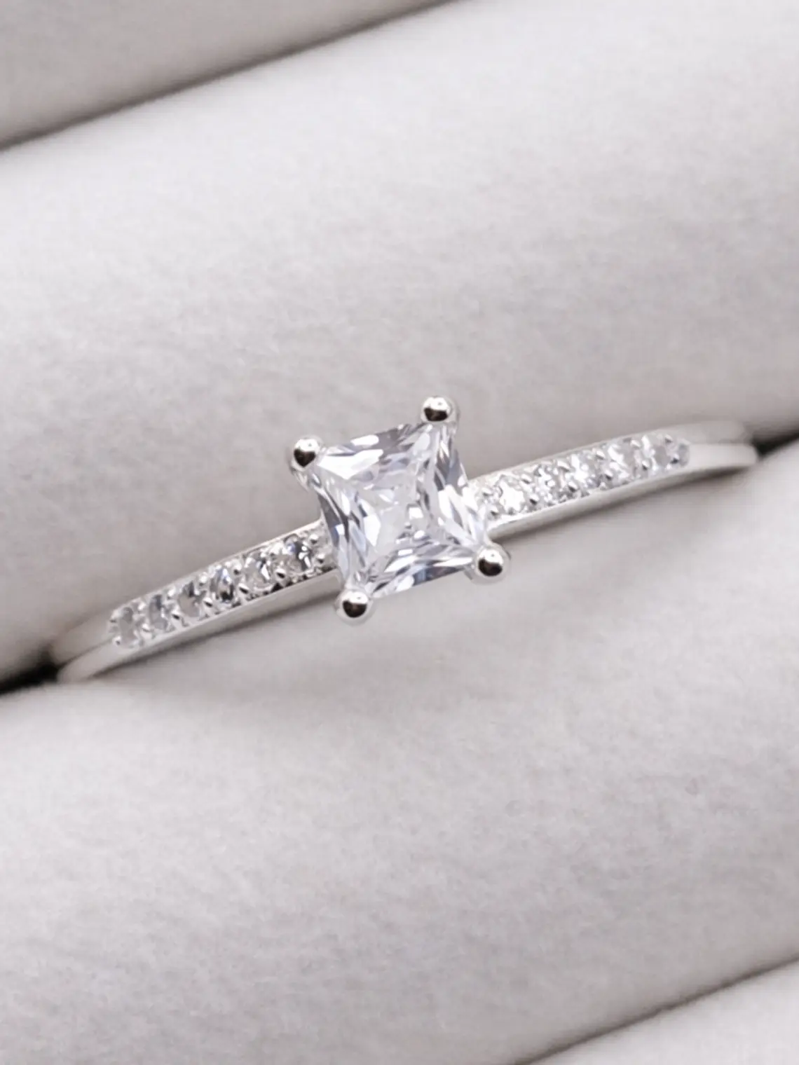 Anillo Brillo cuadrado solitario 1