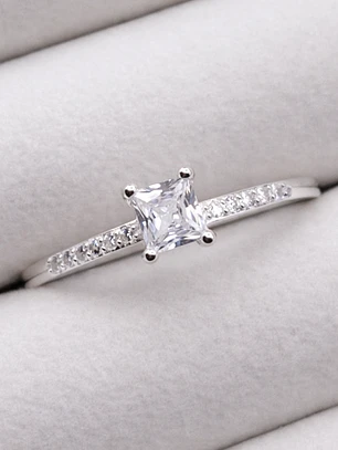 Anillo Brillo cuadrado solitario