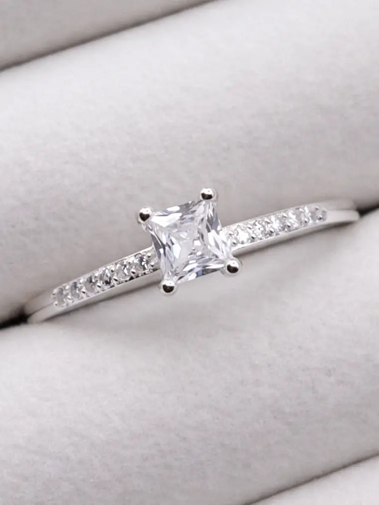 Anillo Brillo cuadrado solitario 1